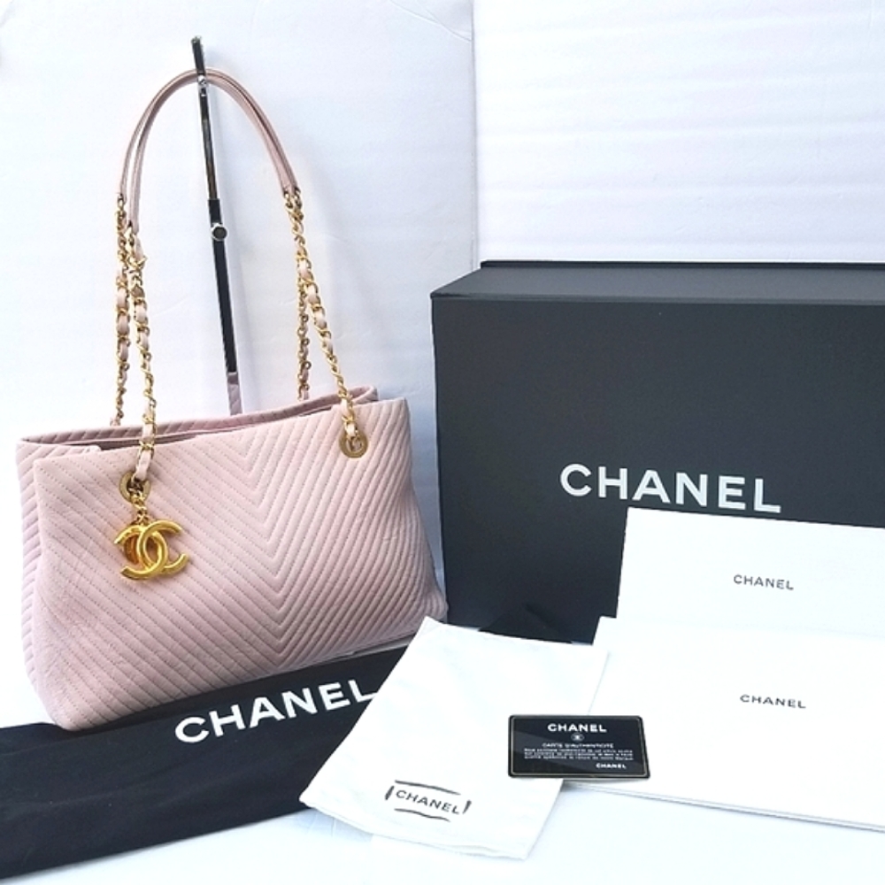 Extra pics for CHANEL Gorgeous blush Pink CC Logo V Stitch Chain Shoulder bag
